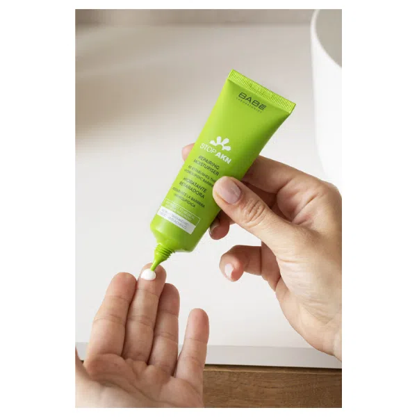 Babé Stop AKN Hidratante Reparador_textura - Farmácia Rodrigues Rocha